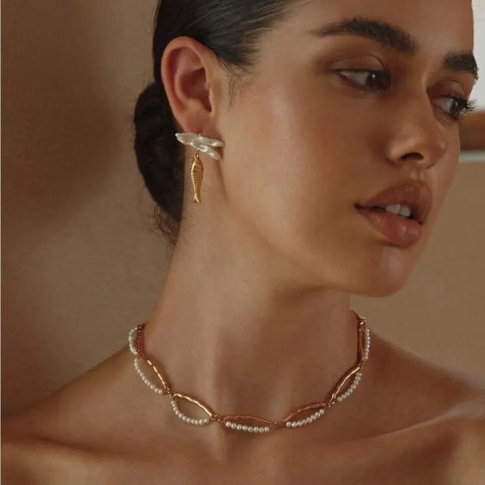 Gold and White Pearl Necklace Q438